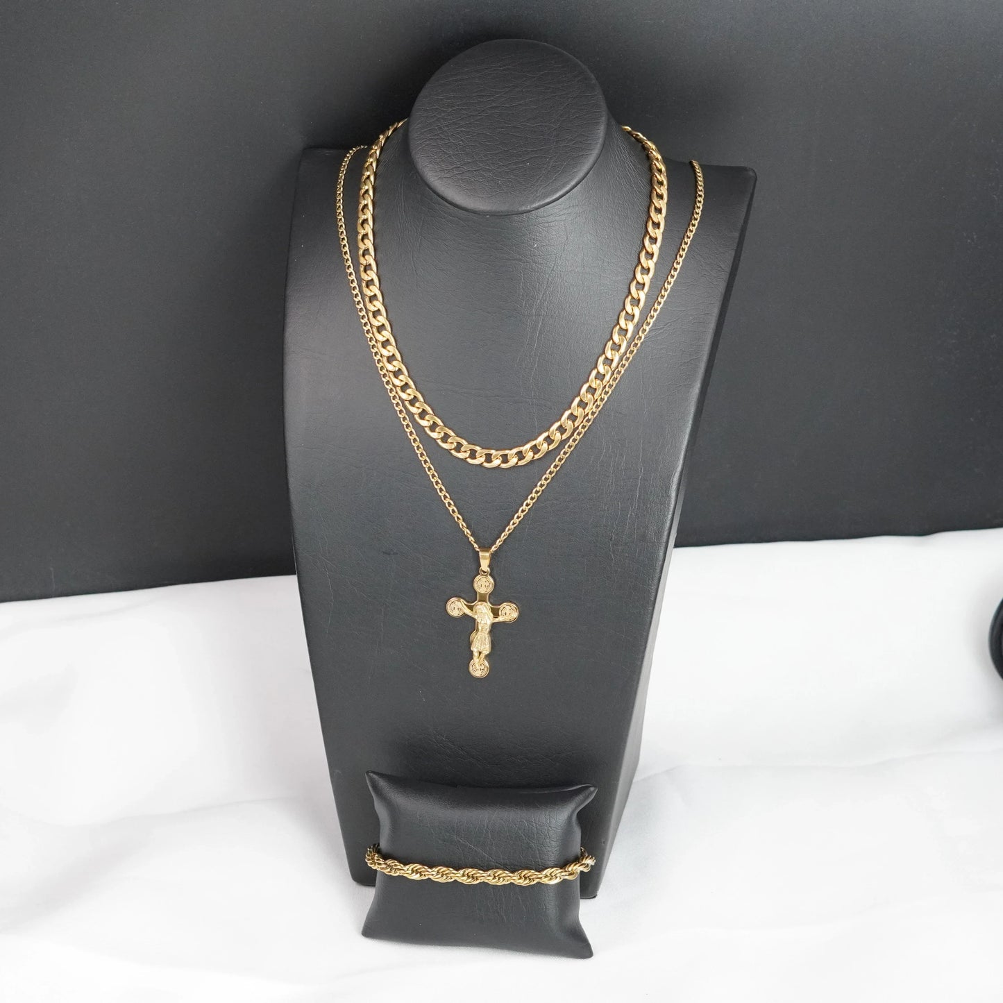 Collar Sagrado Corazón de Jesús  con baño en oro de 18K +( Regalo cadena + pulsera ) 3x1