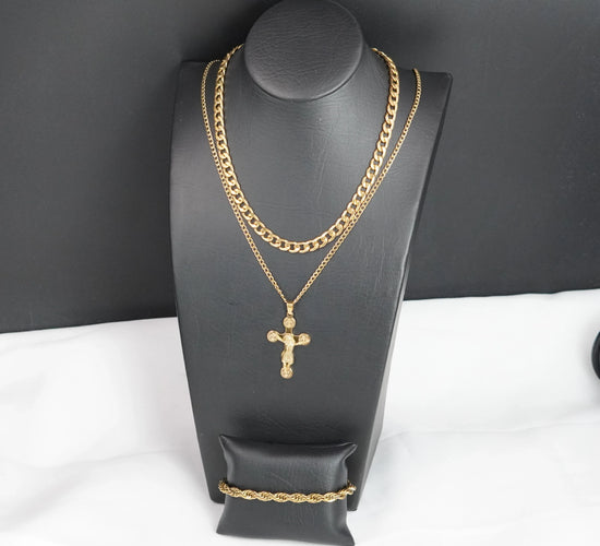 Collar Sagrado Corazón de Jesús  con baño en oro de 18K +( Regalo cadena + pulsera ) 3x1